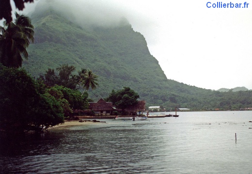 La brume sur le village (7161 visits, rating score 4.23) Bora Bora 1991 La brume sur le village