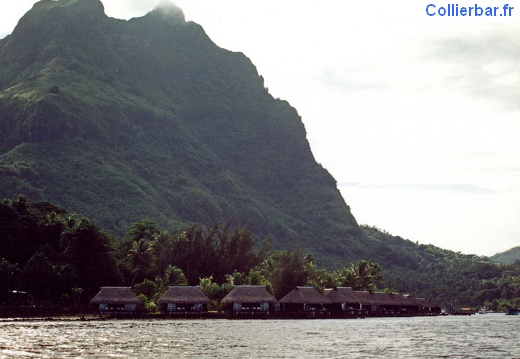 village vue de la mer (6791 visits) Bora Bora 1991 Le village depuis le large village vue de la mer