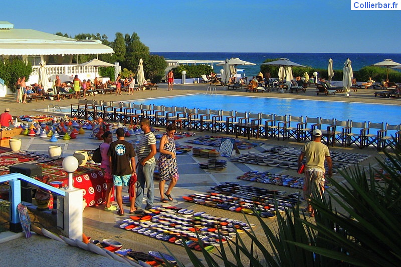 Souk au bord de la piscine