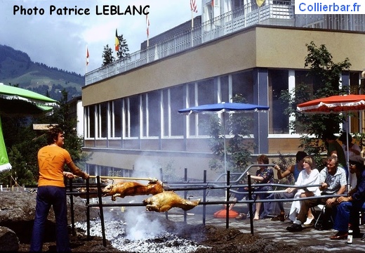 1977-07 CM Wengen 22 (1155 visits) Wengen Palace Juillet 1977
Préparation du méchoui 1977-07 CM Wengen 22