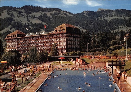 Le palace et la piscine