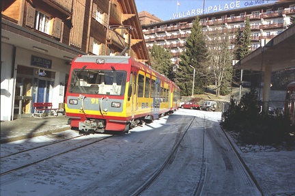 Le train devant le Palace