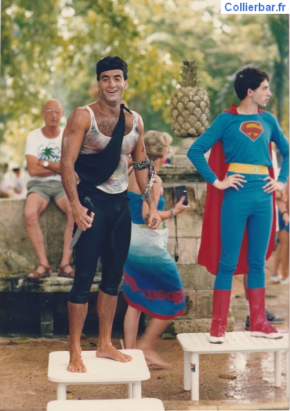 Fête US du 4 juillet 1988 à Paradise, tous en costumes de héros autour de la piscine avec un rambo assez saisissant sortant du bassin
Paradise July4th1988_2.jpg