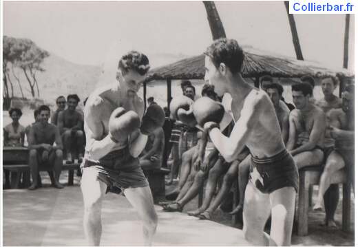 combat de boxe devant le bar