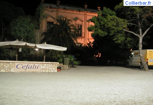 Cefalu entree du village (11423 visits) Cefalu entrée du village et Palazzo de nuit Cefalu entree du village