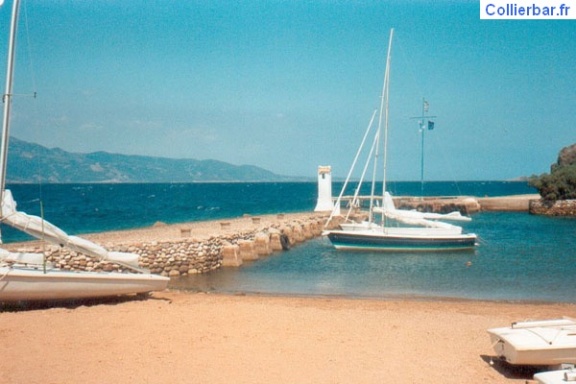 Aighion le petit port du village