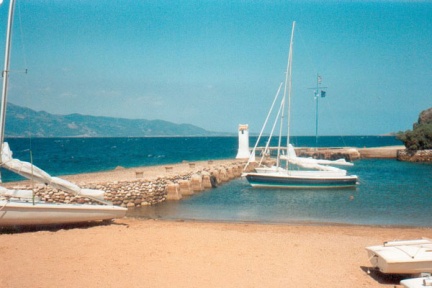 Aighion le petit port du village