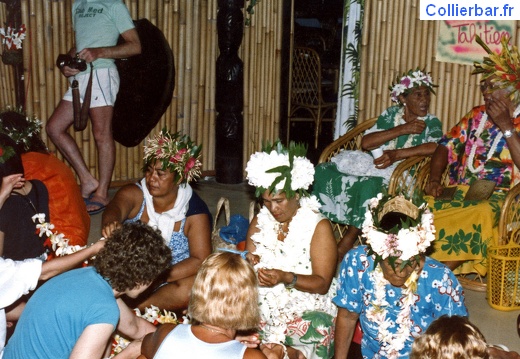 Fabrication couronnes à Bora Bora 1986