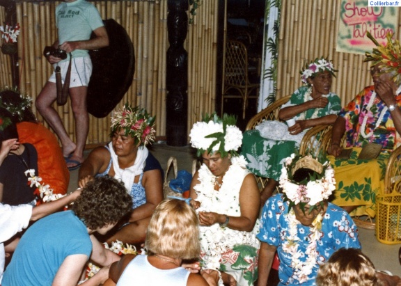 Fabrication couronnes à Bora Bora 1986