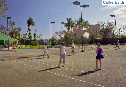 Tennis (7648 visits) A l’arriéré plan derrière les tennis, on peut apercevoir l'Atlantis de l'époque Tennis