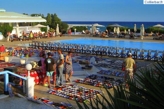 Souk au bord de la piscine