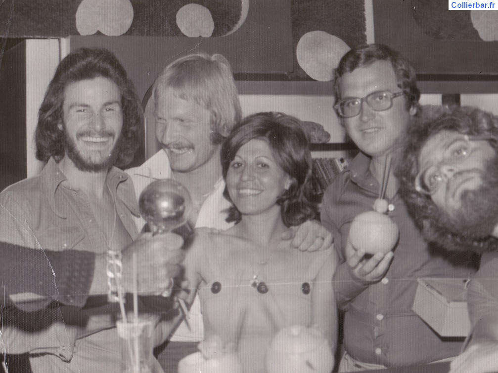 Equipe plongée aux Coraux avril à septembre 1976 (14708 visits, rating score 4.23) Go plongée avec hôtesse d'accueil Mazal et Christian Bor avec cocktail en main.
En plongée, il y... Equipe plongée aux Coraux avril à septembre 1976