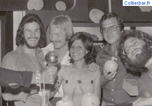 Equipe plongée aux Coraux avril à septembre 1976 (14689 visits, rating score 4.23) Go plongée avec hôtesse d'accueil Mazal et Christian Bor avec cocktail en main.
En plongée, il y... Equipe plongée aux Coraux avril à septembre 1976