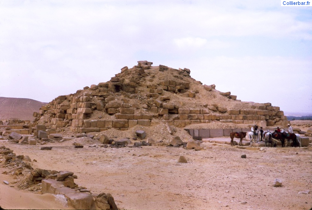 Guizeh - Temple solaire d Abu Ghorab - base de l' obelisque entre Guizeh et Sakkara.