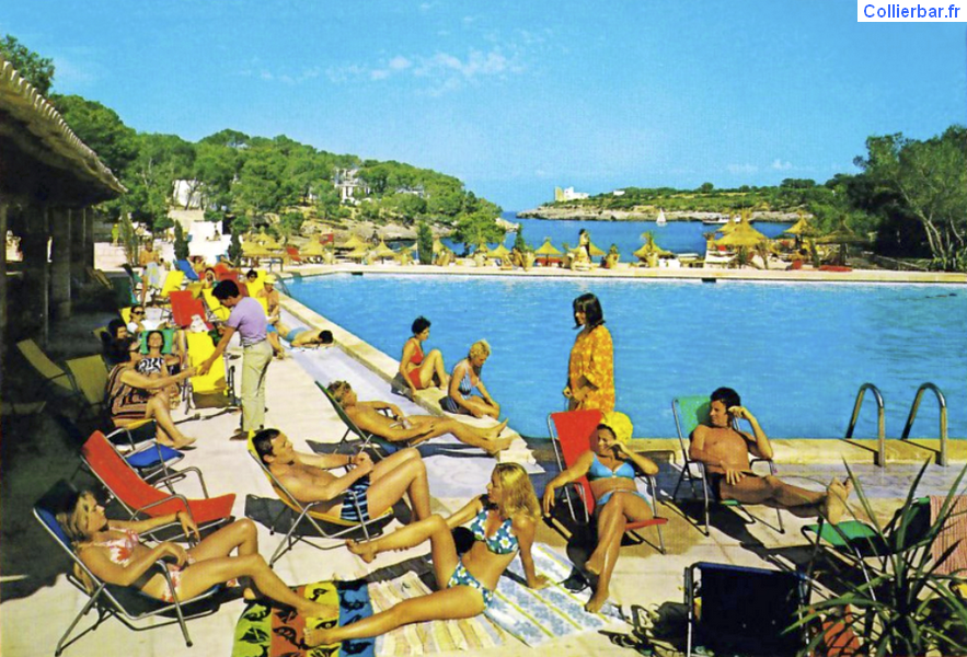 Le bar et la piscine