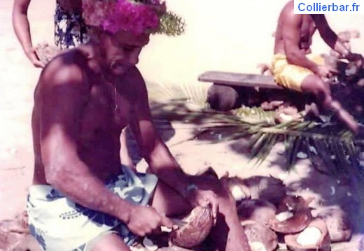 préparation noix de coco (649 visits) préparation noix de coco Moorea 1981 préparation noix de coco