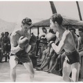 combat de boxe devant le bar